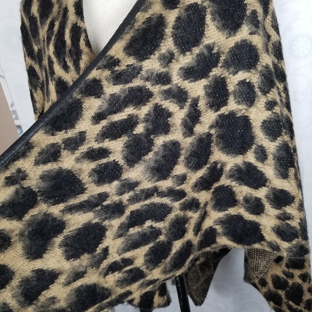 BCBGMAXAZRIA leopard print shawl wrap Sz S/M EUC - Picture 9 of 15